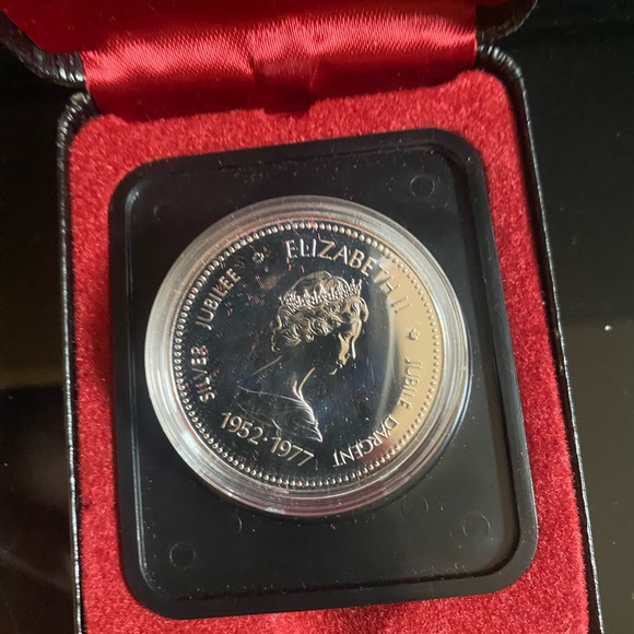 Rare Canadian Jubilee 25th Anniversary Silver edition Canada Dollar Uncirculated - Picture 3 of 6